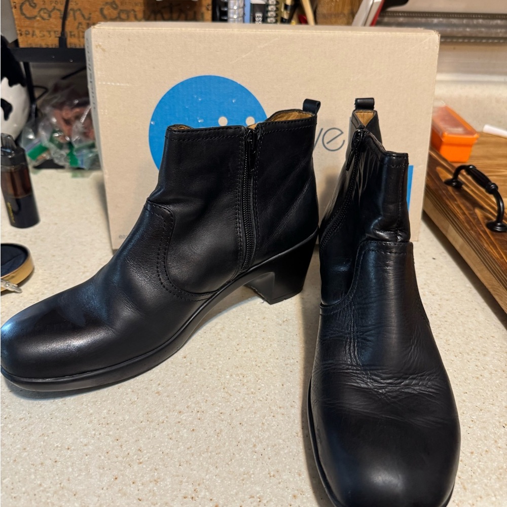 Easy Spirit Black Leather Ankle Boots